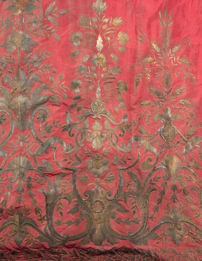  Robe de cour brodée de type Mantua, Angleterre ou Italie, début XVIIIe siècle. Taffetas...