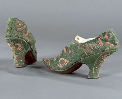 null Rare paire de souliers pour dame, époque Louis XV, vers 1720. Damas de soie...