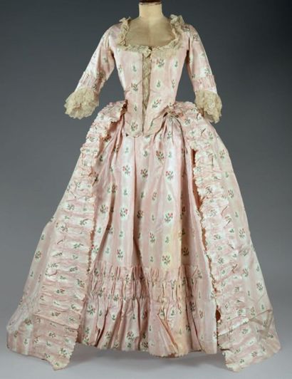 null Robe à la française en taffetas rayé Chiné à la branche vers 1760, transformée...