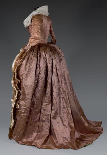 null Robe à l'anglaise, vers 1789. Satin de soie changeante vieux rose et bronze....