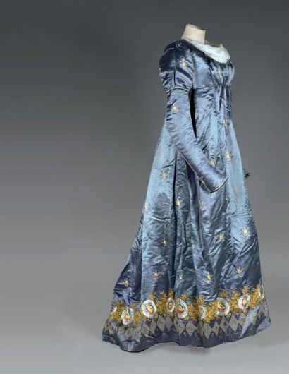 null Robe parée ou «Round gown», en soie brodée, époque Directoire, vers 1795. Satin...