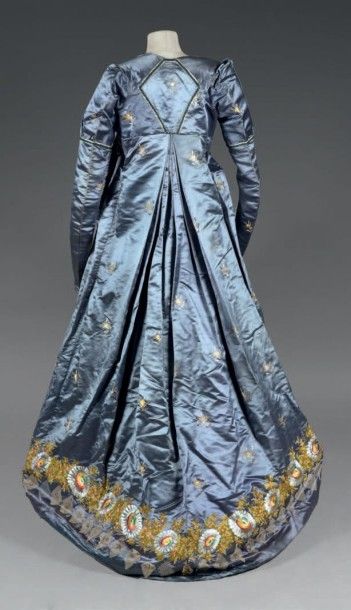 null Robe parée ou «Round gown», en soie brodée, époque Directoire, vers 1795. Satin...
