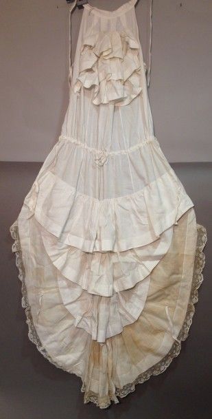 null Jupon de tournure et robe d'enfant en mousseline brodée, vers 1875-1890, col...
