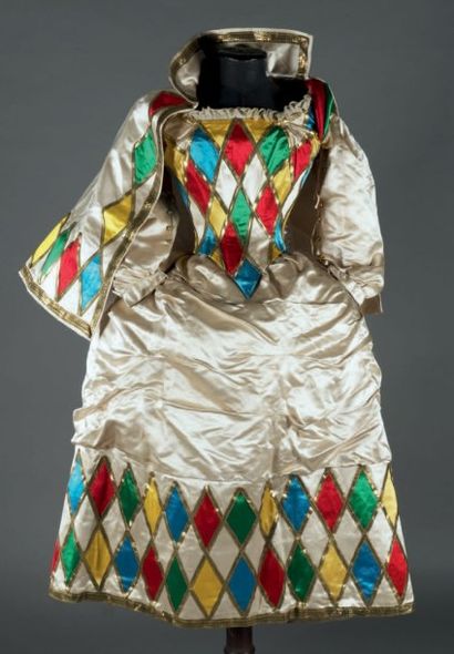 null Costume de fantaisie d'Arlequine, vers 1880. Satin de soie ivoire et applications...