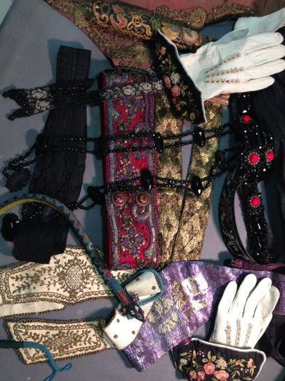 null Lot de ceintures brodées du soir, et gants pour femme, vers 1900 ou 1930 comprenant...