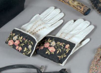 null Lot de ceintures brodées du soir, et gants pour femme, vers 1900 ou 1930 comprenant...