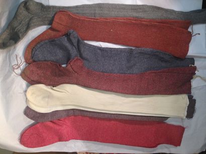 null 7 Paires de bas de laine de couleur vive chinées tricotés main, début XXe siècle...