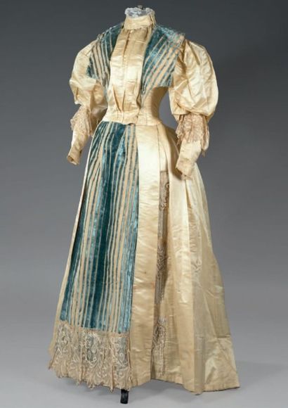null Robe habillée de style Directoire, Italie, vers 1895.
Soie jaune paille, plastron...