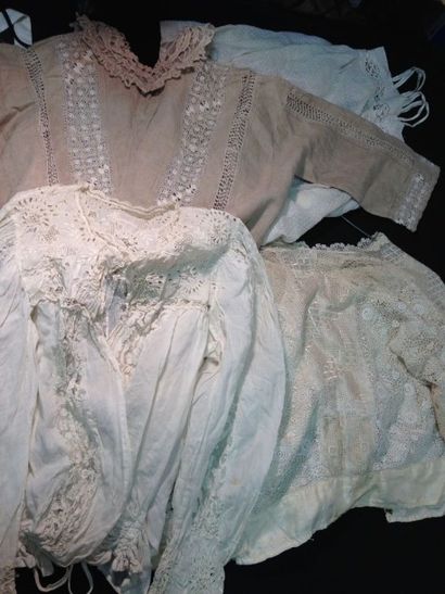 null Lot de 4 beaux corsages de robe d'été, vers 1910.
Dentelle d'Irlande et soie...