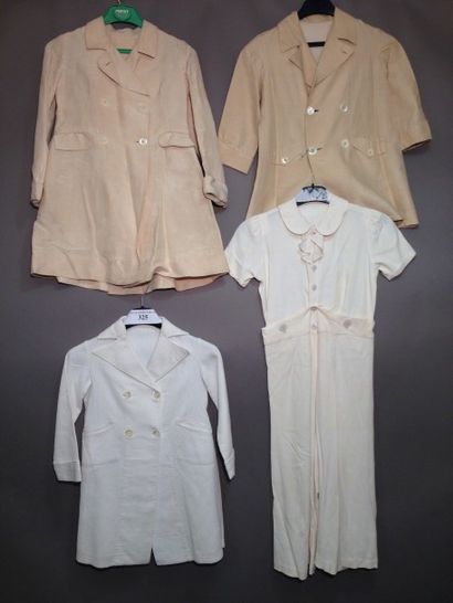 null Manteaux d'enfants, vers 1920-1930. Deux manteaux courts, cols à revers en soie...