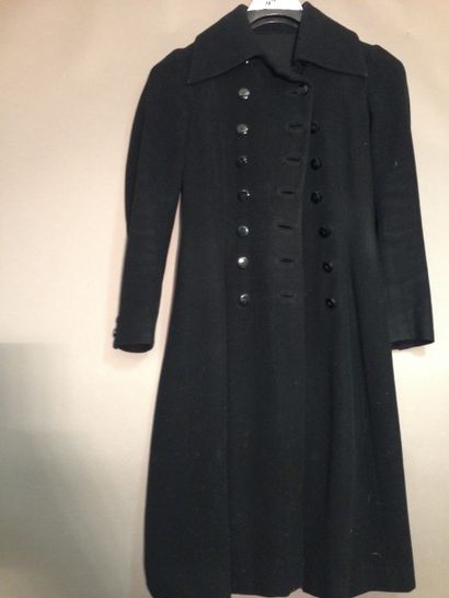 ANONYME Couture Manteau de tailleur, vers 1930.
Crêpe de soie noir à découpes surpiquées...
