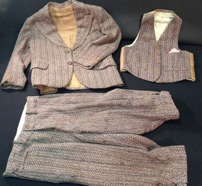 null Costume 3 pièces pour enfant, vers 1900. Tweed de laine marron à chevrons comprenant...