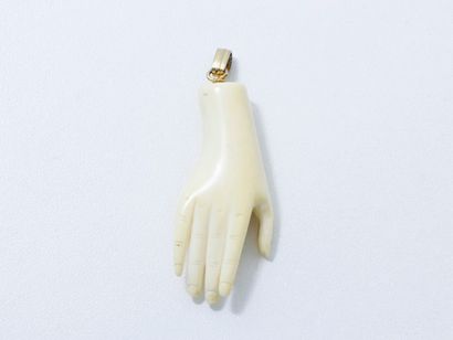 null Pendentif en forme de main droite en matière composite imitant l'ivoire, monture...