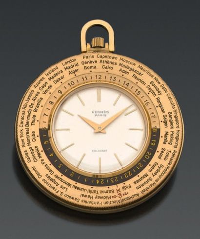 HERMES «HEURE UNIVERSELLE»
Pendulette en laiton doré, cadran argenté avec index bâtons...