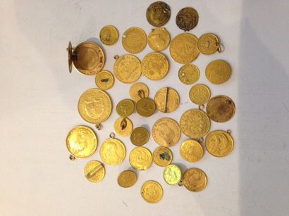 Lot de 35 pièces en or montées en boutons...