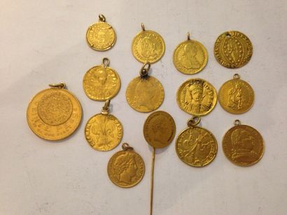 null Lot de 14 pièces et médailles en or montées en pendentifs et épingle
Pièces...
