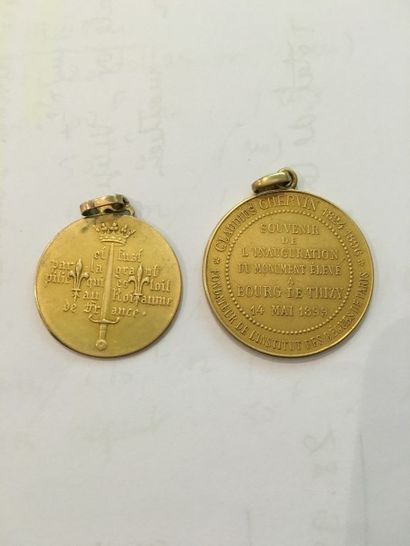 2 médailles commémoratives en or montées...