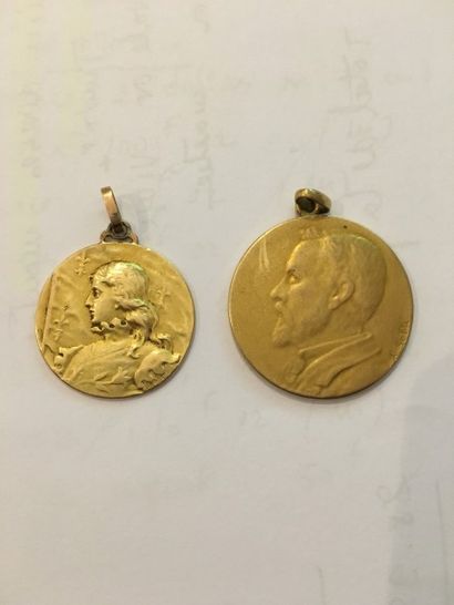 null 2 médailles commémoratives en or montées en pendentif
Profil de Jeanne d’Arc...
