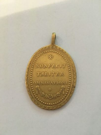 Médaille religieuse en or représentant Notre...