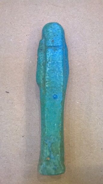 null OUCHEBTI anépigraphe. Faïence bleue. Égypte, Basse époque H : 9,5 cm