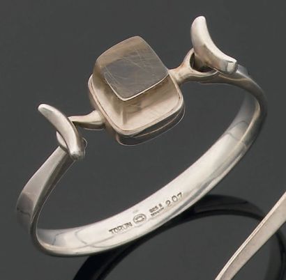 Vivianna TORUN pour Georg JENSEN Années : 1975. Bracelet ouvrant en argent, centré...