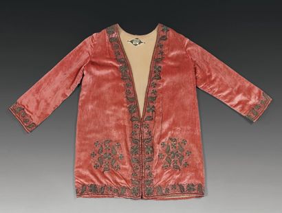 null Veste du soir griffée Babani, vers 1925. Panne de velours framboise brodé en...