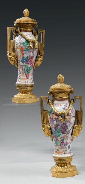 null Paire de vases balustres, en porcelaine de la Chine à décor de la famille rose...