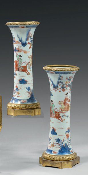 null Deux vases cornets, formant pendants, en porcelaine de la Chine à décor circulaire...