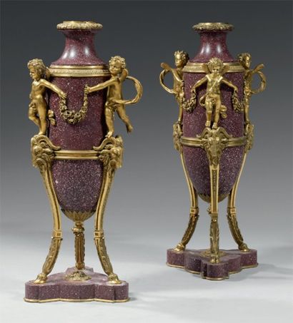 null Belle paire de vases en forme d'amphore, en porphyre sculpté. Ils reposent sur...