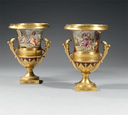 null PARIS. Belle paire de vases Médicis en porcelaine à fond bordeaux à décor sur...