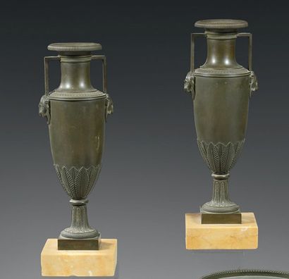 null Paire de vases stylisés en amphores biancé en bronze ciselé et patiné à décor...