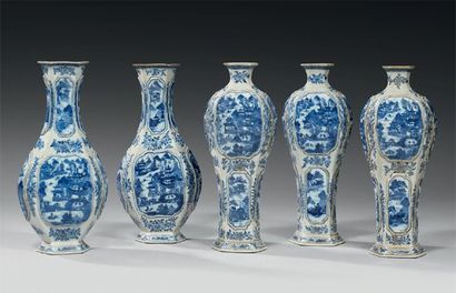 null CHINE. Garniture comprenant cinq vases balustres à décor en camaïeu bleu de...