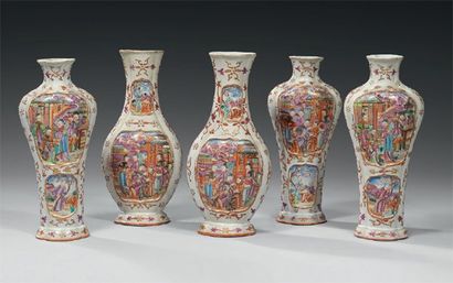 null CHINE. Garniture de cinq vases dont une paire en porcelaine à décor sur les...