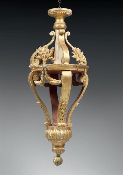 null Lanterne en bois sculpté et doré à décor de gerbes de blé Italie, début du XIXème...