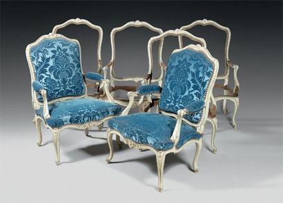 null Belle suite de six fauteuils à dossier plat. Ils sont en bois richement sculpté...