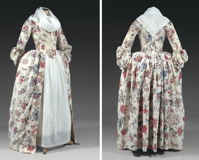 null Belle robe à l'anglaise en indienne des Indes, vers 1780. Fin coton blanc peint...