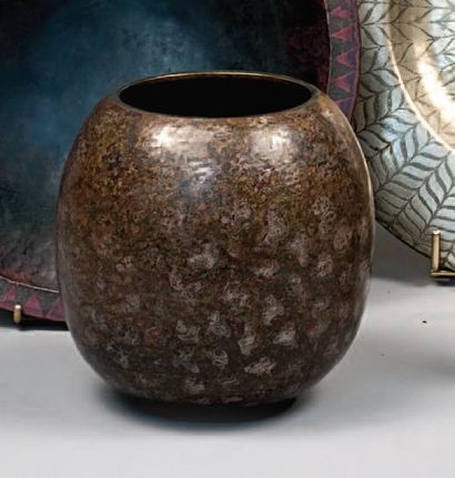 LINOSSIER Claudius (1893-1953) Vase de forme ovoïde en dinanderie sur petit talon....