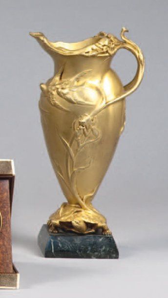 HINGRE T. Vase de forme balustre. Épreuve en bronze à patine mordorée, fonte d'édition...