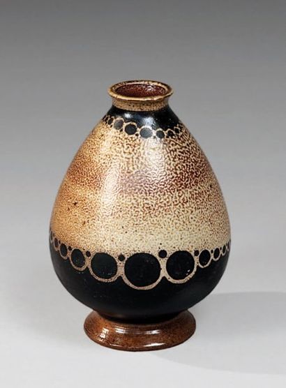 SIMMEN Henri (1880-1963) Vase de forme ovoïde sur petit talon débordant et col étranglé...