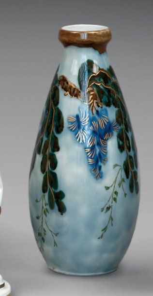 THARAUD Camille (Mort en 1956) & BOCQUET G. Vase de forme ovoïde en porcelaine. Décor...
