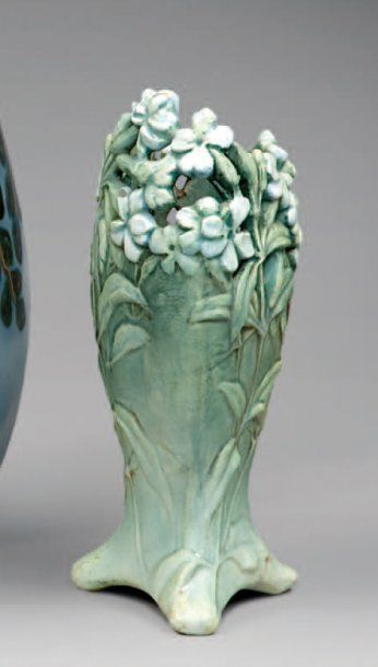 LACHENAL Edmond (1855-1930) Vase de forme soliflore en céramique. Décor de fleurs...