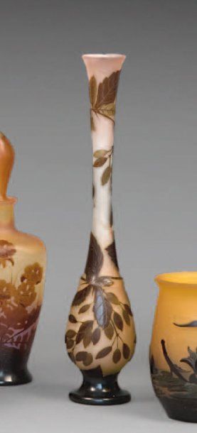 GALLÉ Émile (1846-1904) Vase soliflore de forme balustre sur piédouche. Epreuve de...