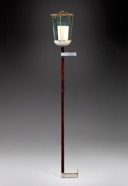 DUPRÉ-LAFON Paul (1900-1971) Torchère à cache-ampoule en tôle façon lanterne de fiacre...