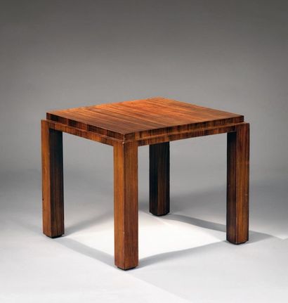 CHAREAU Pierre (1883-1950) Table basse carrée en placage de palissandre. Plateau...