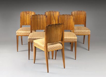 TRAVAIL FRANÇAIS 1930 Suite de six chaises en bois clair à dossier légèrement incliné...