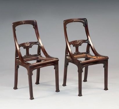 TRAVAIL FRANCAIS 1900 Paire de chaises en acajou vernissé et teinté à dossier légèrement...