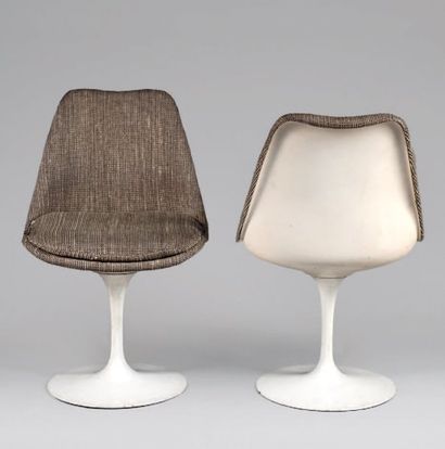SAARINEN Eero (1910-1961) & KNOLL (édité par) Paire de chaises en armature en polyester...