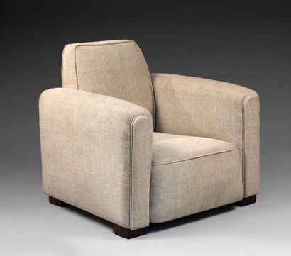 ADNET Jacques (1900-1984) Fauteuil club entièrement recouvert de tissu beige, dossier...