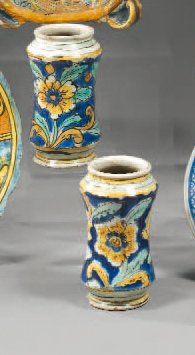 SICILE (PALERME ou CALTAGIRONE) Paire d'albarelli de forme cylindrique, décorés en...