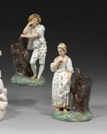 PARIS (Manufacture de Jacob PETIT) Paire de figurines représentant un jeune paysan...